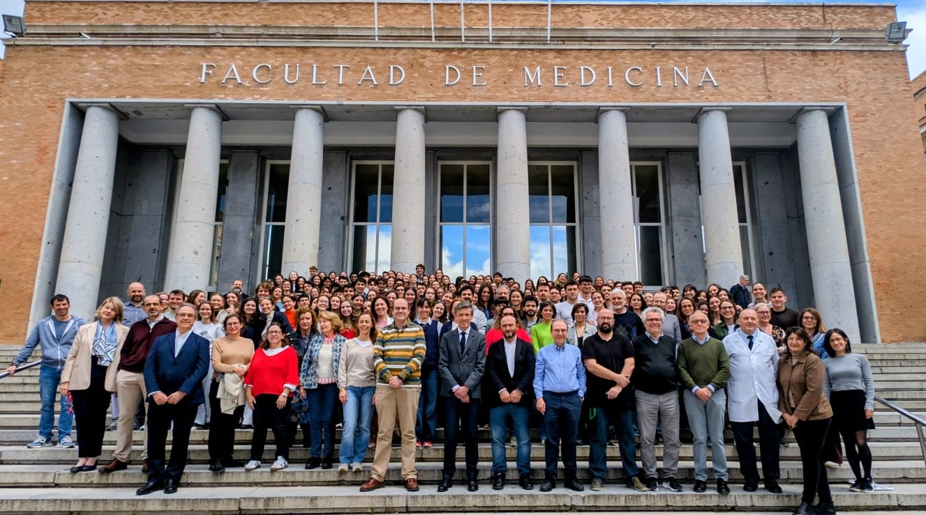 Rumbo al hospital: la Facultad de Medicina celebra el paso de sus estudiantes de 2º curso a la etapa hospitalaria.